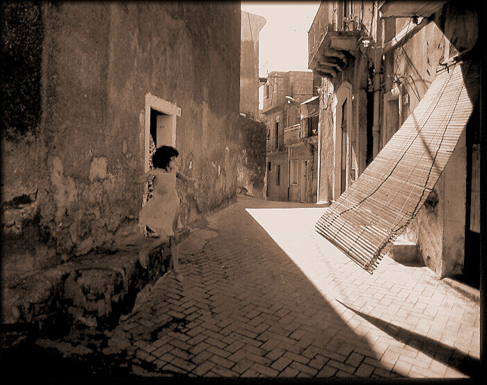 photo "Back Street Girl" tags: travel, genre, Europe