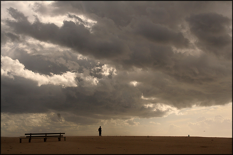 photo "The bench, the man, the sky..." tags: landscape, travel, Europe, clouds