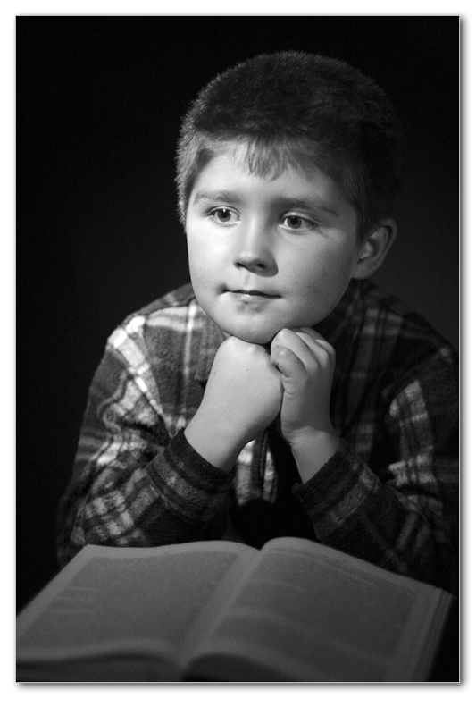 photo "reader 2" tags: portrait, black&white, children