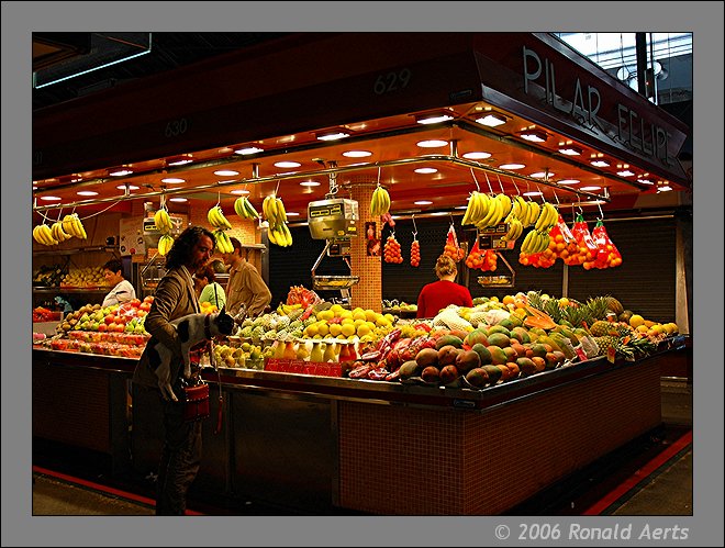 photo "Doggy need some frutes" tags: travel, humor, Europe