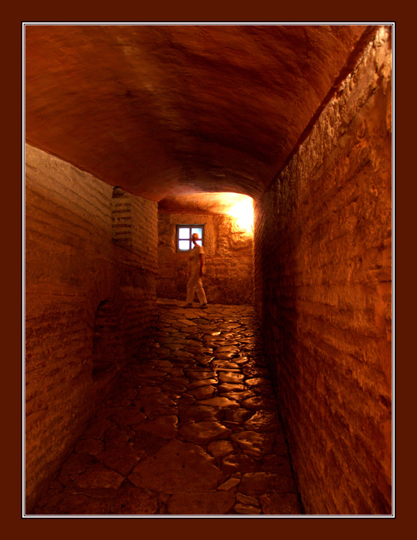 photo "Behind the Corner" tags: travel, genre, Europe
