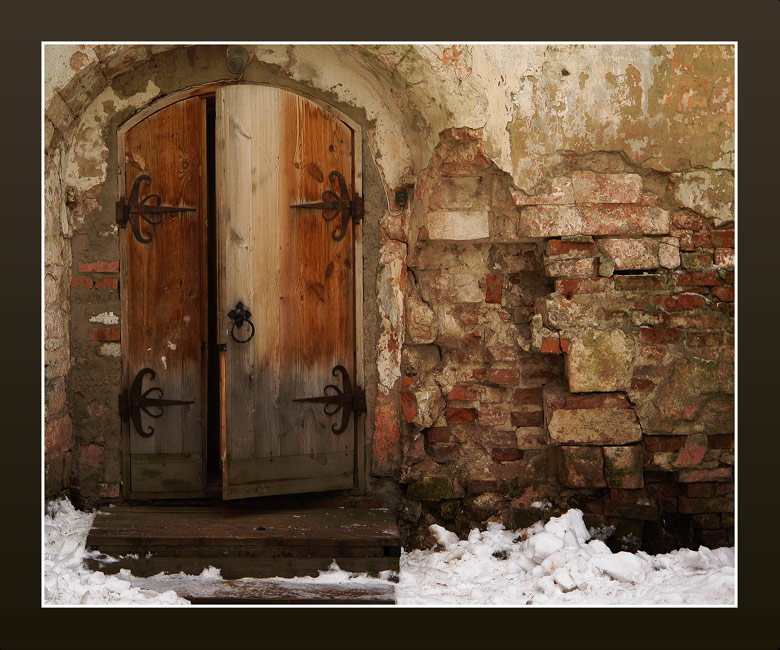 photo "The slightly opened door" tags: architecture, interior, landscape, 