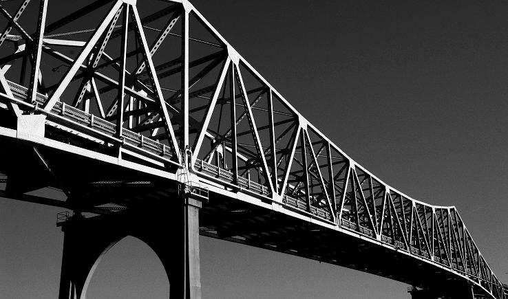 photo "Connecting the Gap" tags: architecture, black&white, landscape, 