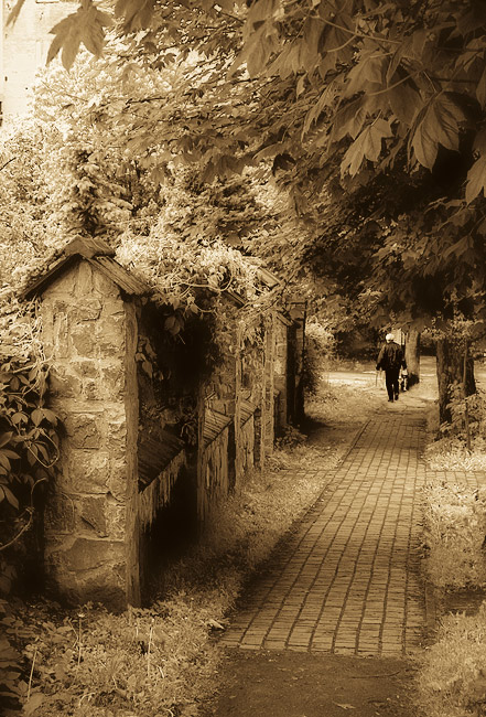 photo "the-undercovered" tags: architecture, black&white, landscape, 