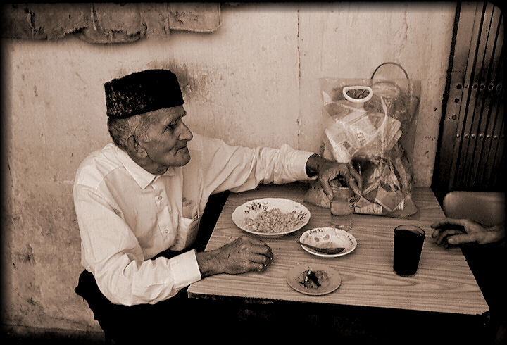 photo "Karachi Street Scene" tags: black&white, reporting, 