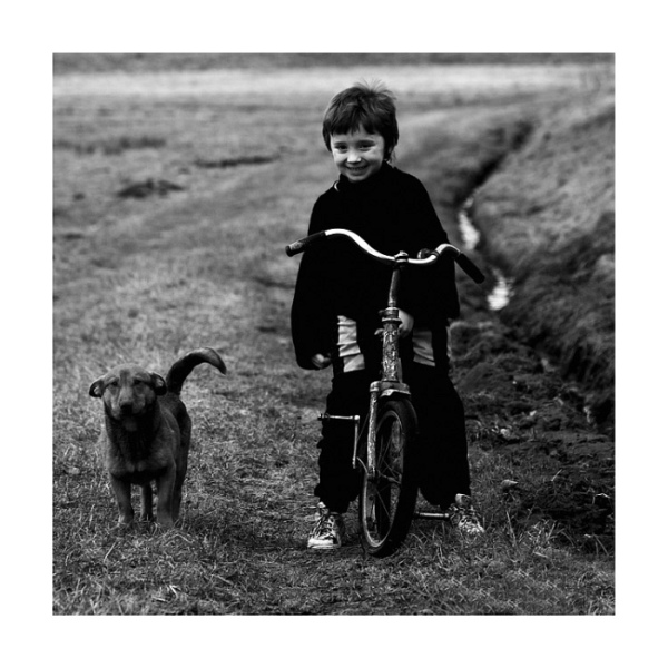 photo "small John and his faithful friend..." tags: portrait, children