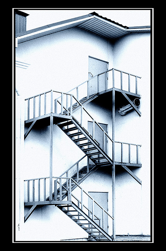 photo "Between floors" tags: abstract, black&white, 