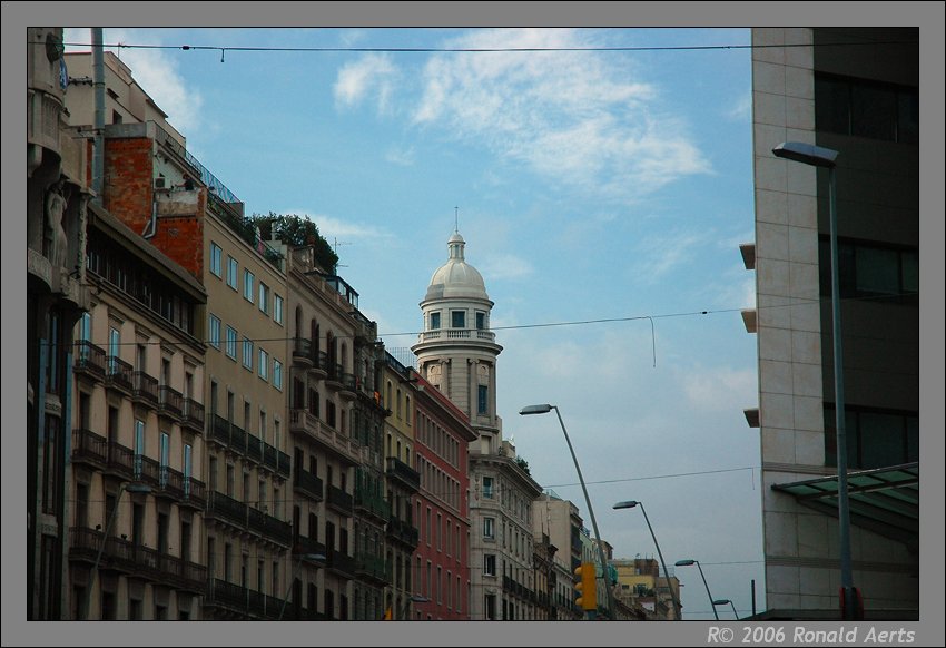 photo "Sky between Barcelona" tags: travel, architecture, landscape, Europe