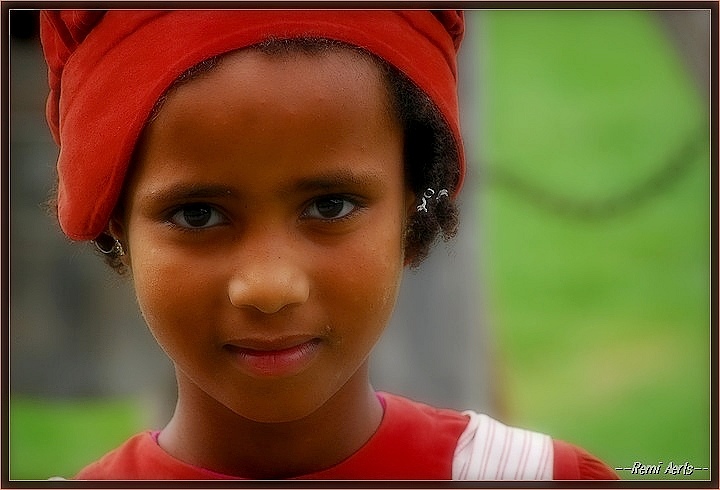 photo "redcap" tags: portrait, reporting, children