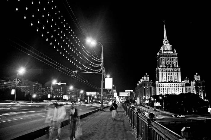 photo "Night life of city" tags: black&white, landscape, night