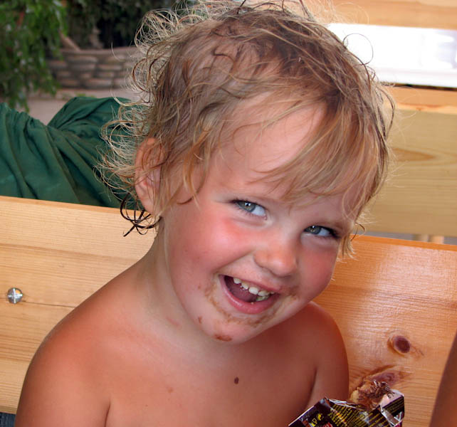 photo "... It is tasty!?..." tags: portrait, children