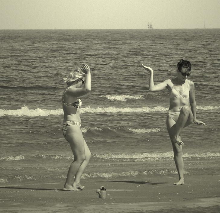 photo "Dancing at the sea." tags: genre, travel, Europe