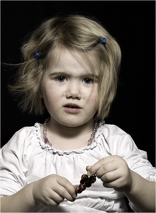 photo "...string of pearls" tags: portrait, children