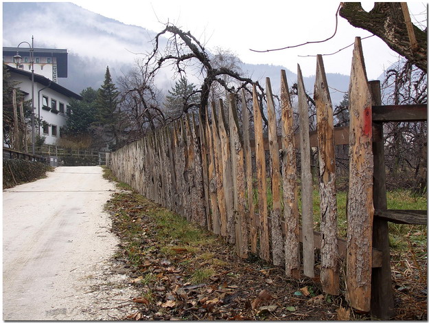 photo "Fence" tags: landscape, architecture, mountains