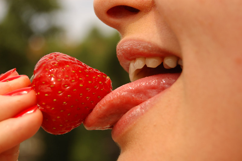 photo "Strawberry" tags: portrait, still life, woman