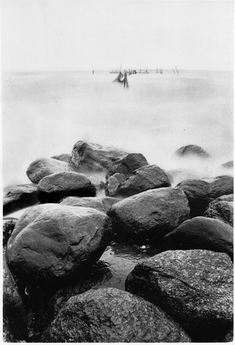 photo "Rocks and Pound Net II" tags: landscape, black&white, water