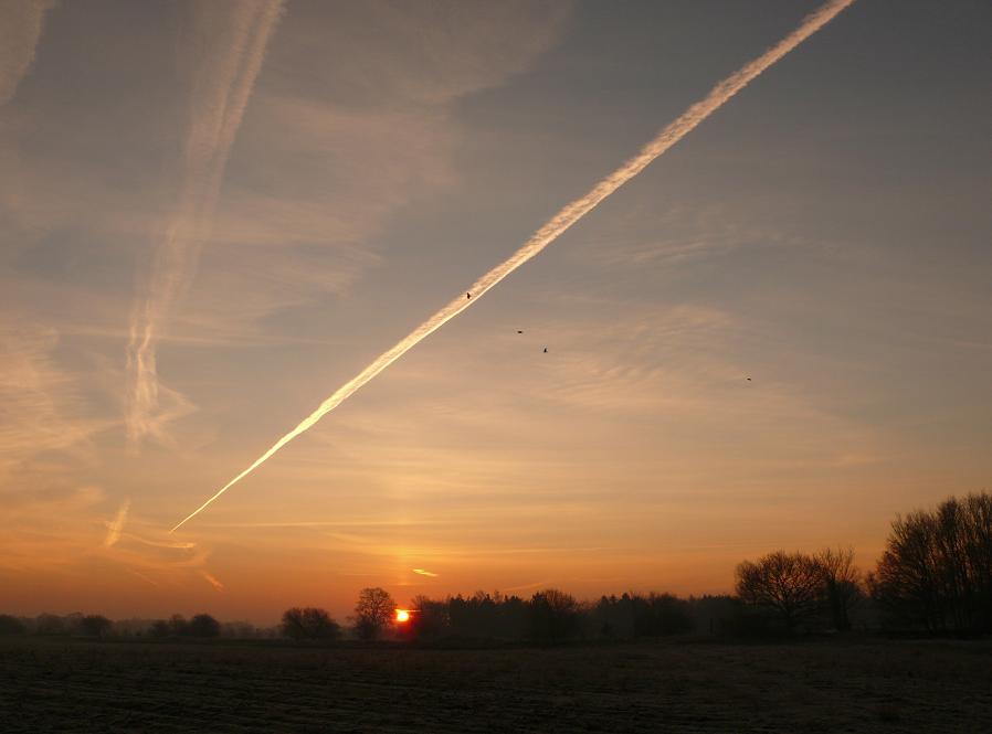 photo "Contrail ...." tags: landscape, sunset