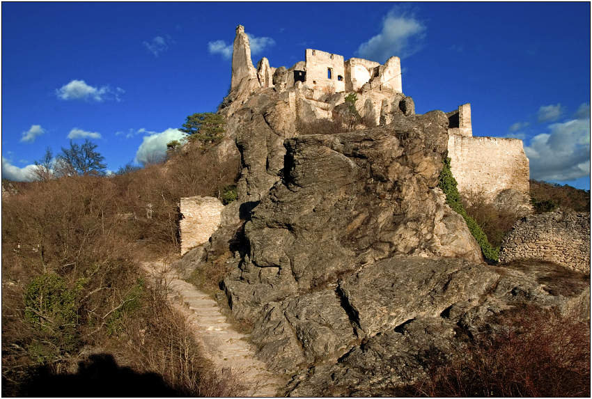 photo "Ruins of Durnstein" tags: landscape, architecture, mountains