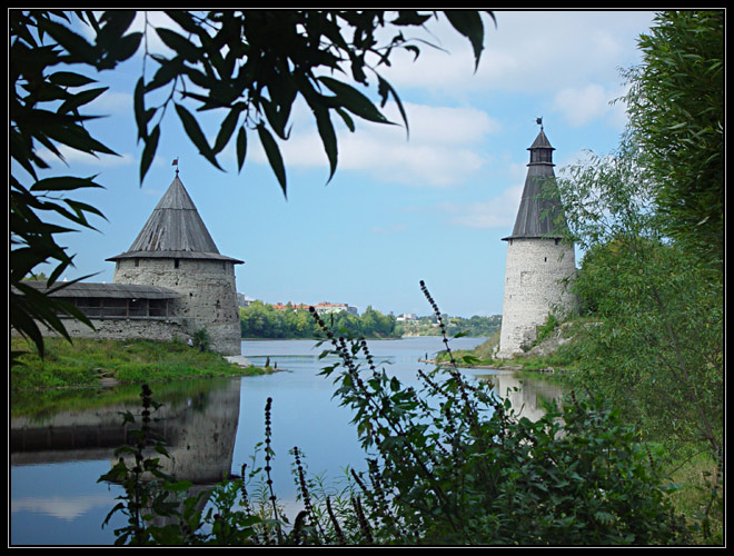 photo "Pskov. "Flat" and "Tall" towers" tags: landscape, architecture, water