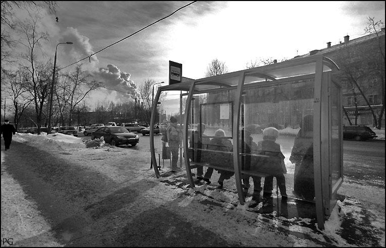 photo "at the bus stop" tags: genre, 