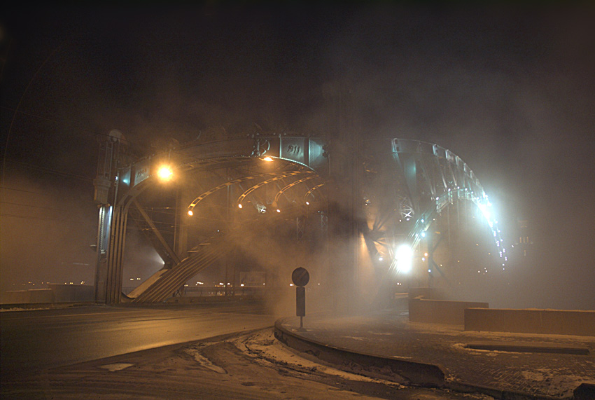 photo "bridge-monster" tags: landscape, architecture, night