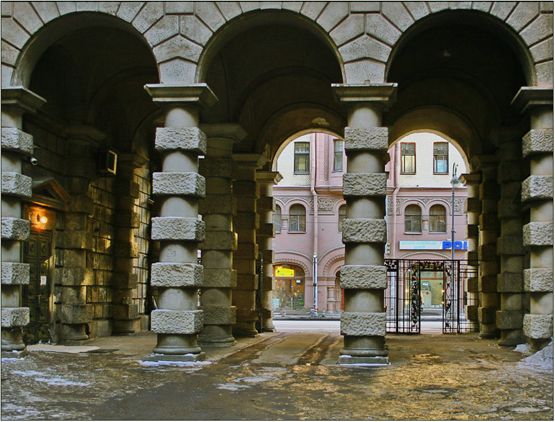 photo "Arch with columns" tags: architecture, landscape, 