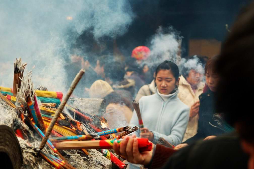 photo "Burn joss sticks in the new year" tags: travel, Asia