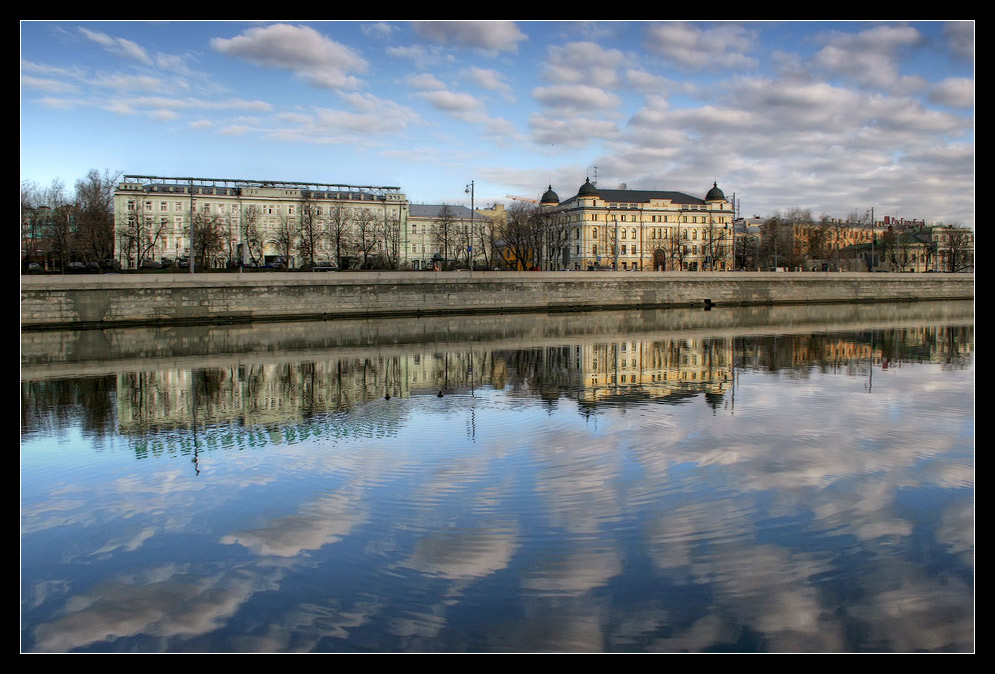 photo "Clouds on the river" tags: architecture, landscape, water