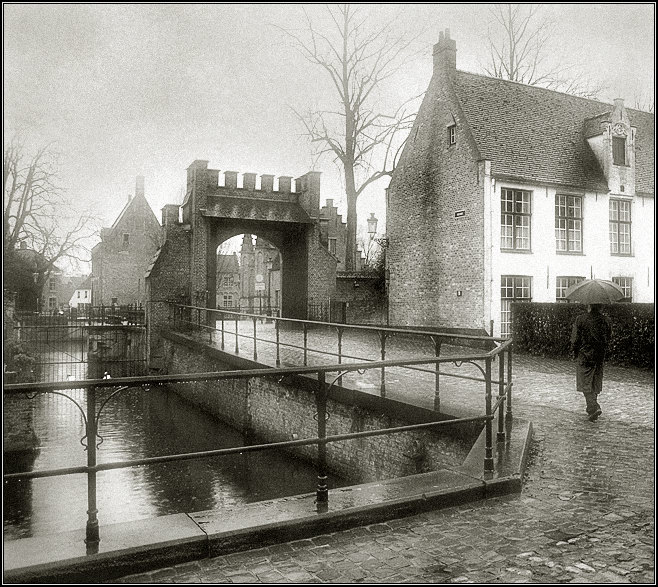 photo "In Bruges rain again..." tags: architecture, black&white, landscape, 