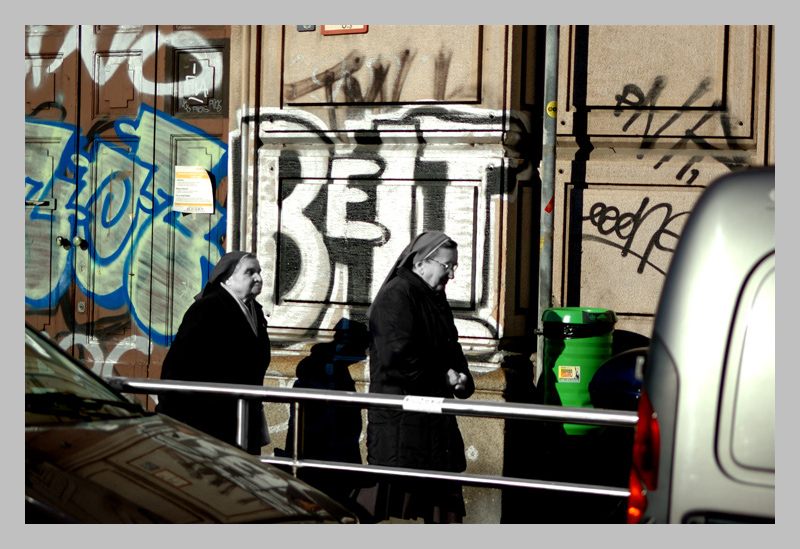 photo "Two religious in the city chaos" tags: interior, 