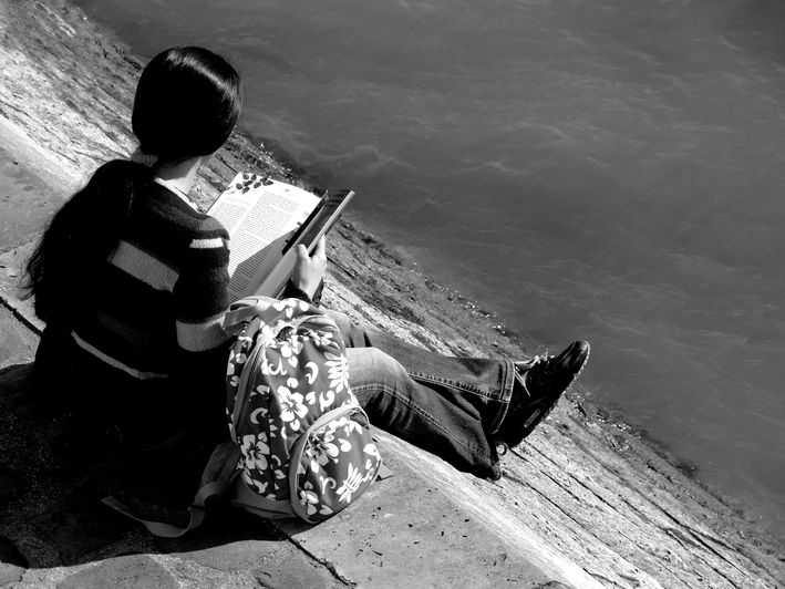 фото "Reading girl..." метки: портрет, пейзаж, вода, женщина