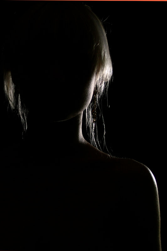 Девушка спиной в темноте фото