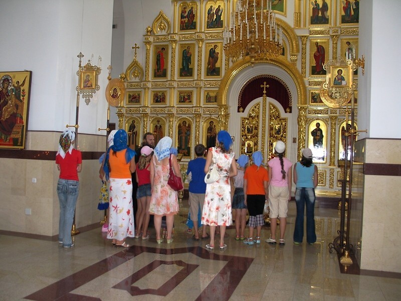 фото "Батюшка Трифон объсняет правила поведения в храме." метки: жанр, 