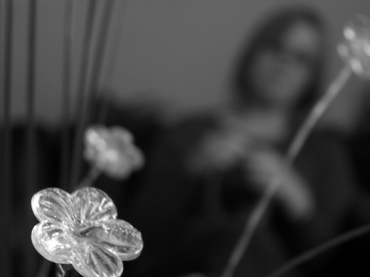 photo "women behind a flower of glass" tags: , 