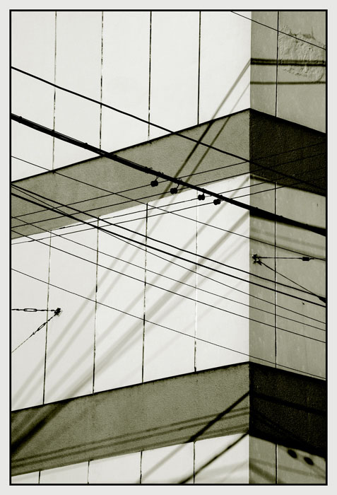 photo "Electric shading" tags: architecture, black&white, landscape, 