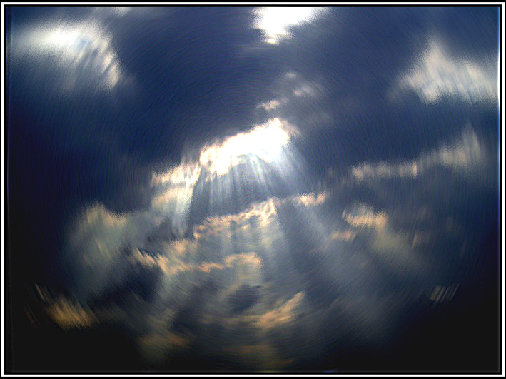 В разрывы облак солнце. Разрыв облаков. Разрыв облаков. В разрывы облак. Грозовая туча и солнце.