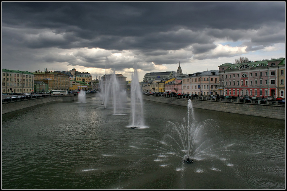 photo "The omens over the city" tags: architecture, landscape, water