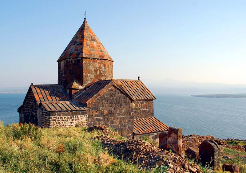 Кредит севан. Озеро Севан. Церковь Святого Геворка Севан. Церковь на Севане Армения. Маяки озера Севан.