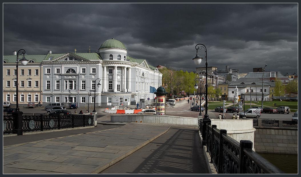 photo "A view on the Kadashevskaya Embankment from the bridge." tags: city, 