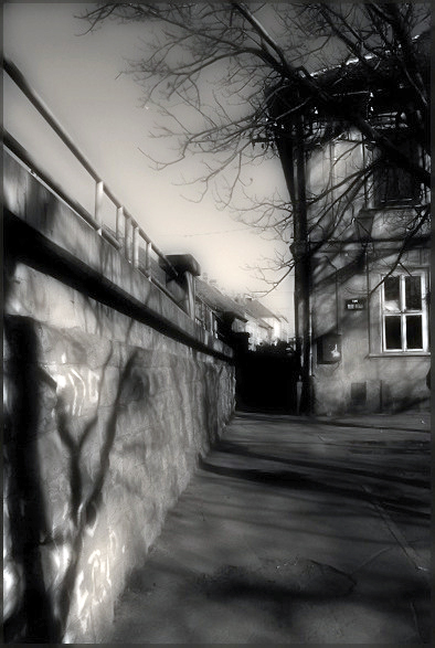 photo "Shady passage" tags: architecture, black&white, landscape, 