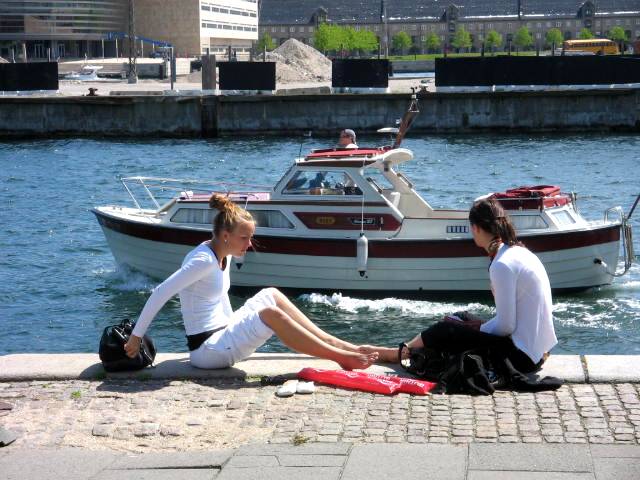 photo "Girls." tags: reporting, 