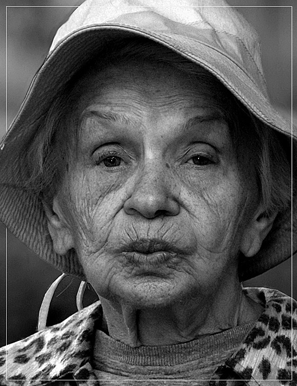 photo "Youth in the old woman eyes" tags: black&white, 