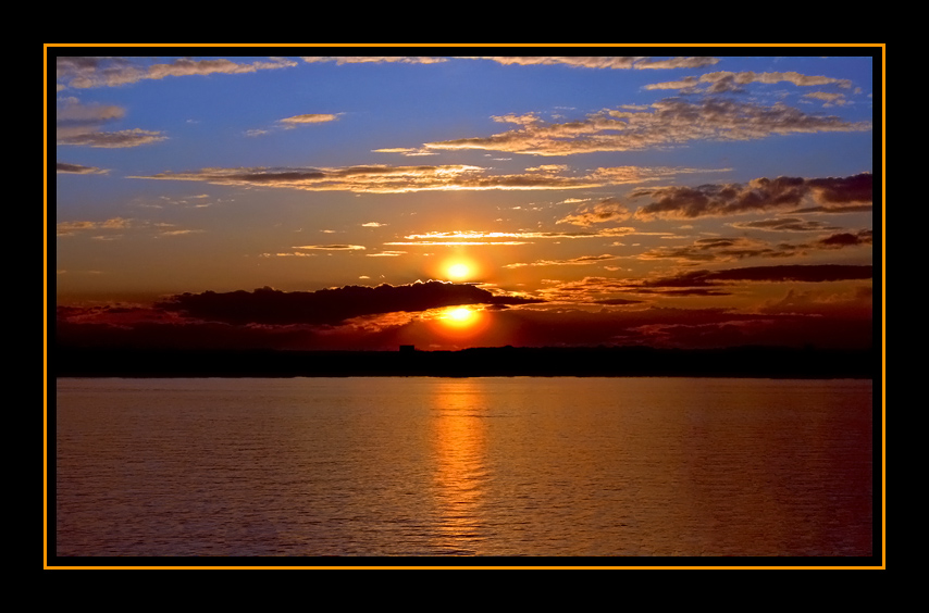 photo "Sun in half" tags: landscape, sunset, water