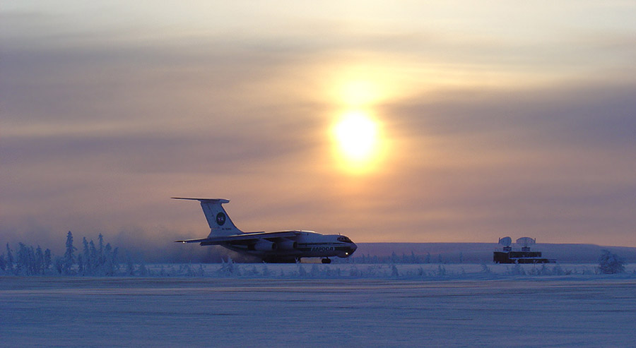 Холодно полярный 3. Полярная Авиация Гейнц. Авиабаза Туле Гренландия. Аэропорт Полярный Якутия.