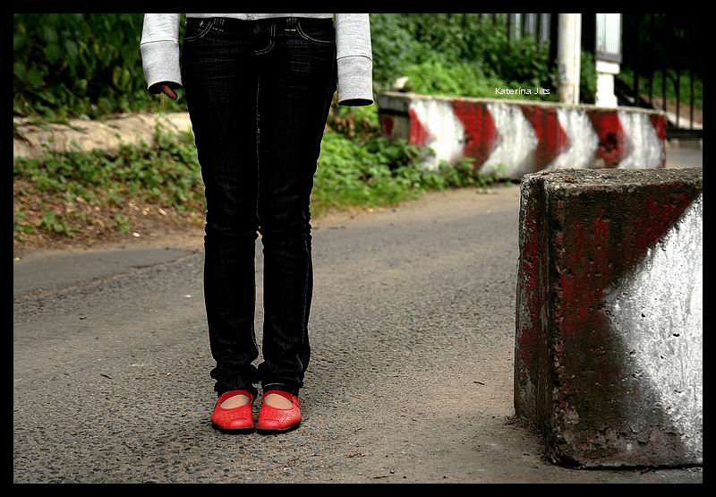 photo "about legs and red low shoe" tags: portrait, genre, woman