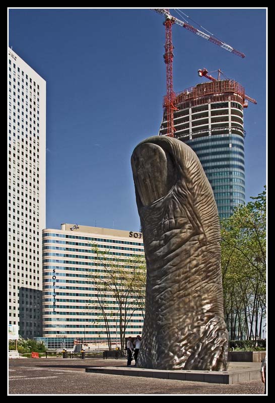 фото "Памятник большому пальцу в районе Дефанс" метки: архитектура, пейзаж, 