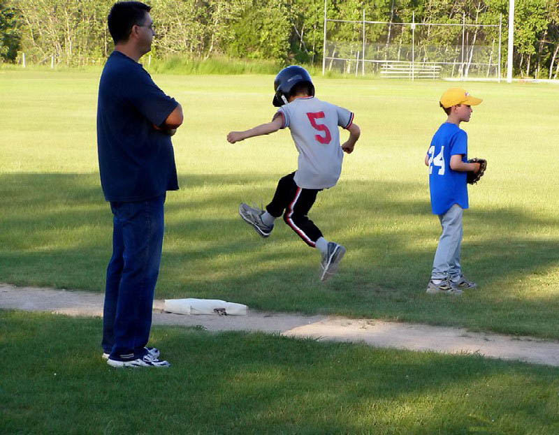 photo "Jumping onto the base" tags: sport, 
