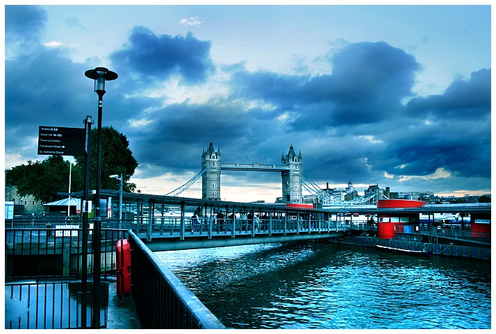 фото "Red Invasion In London" метки: пейзаж, архитектура, облака