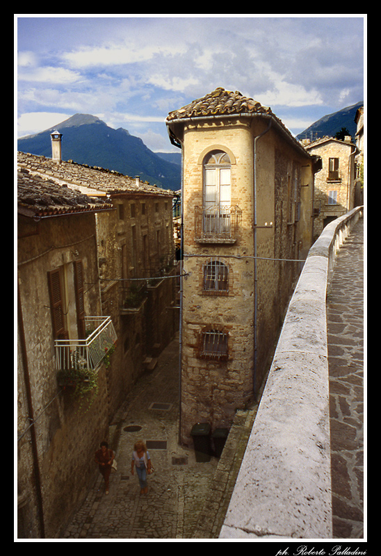 photo "Perspective of one road" tags: architecture, landscape, mountains