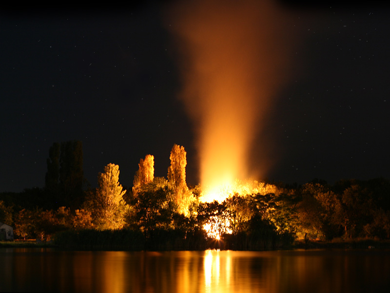 photo "Fire on the island" tags: landscape, night, water